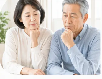 悩みながら相談する夫婦