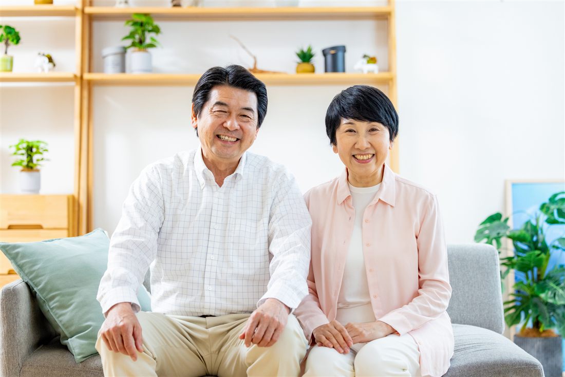 ご自宅でくつろぐご夫婦