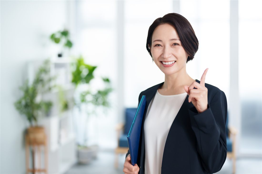 電話で相談を受け付ける不動産スタッフ
